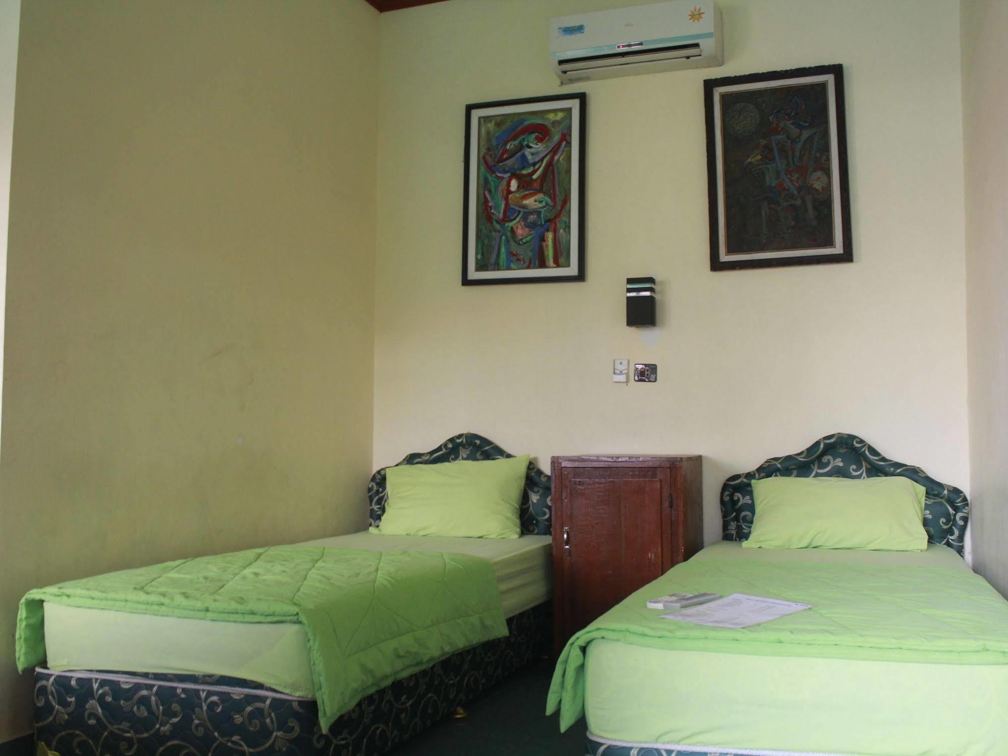 Oyo 585 Hotel Perwita Sari Yogyakarta Luaran gambar
