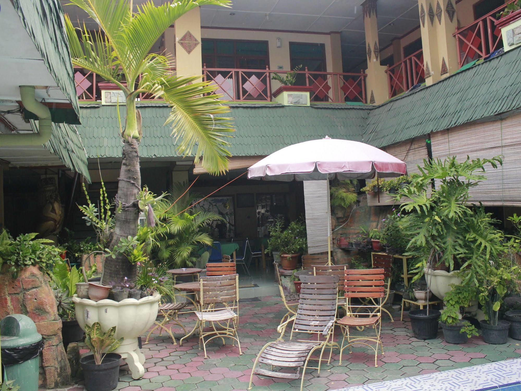 Oyo 585 Hotel Perwita Sari Yogyakarta Luaran gambar