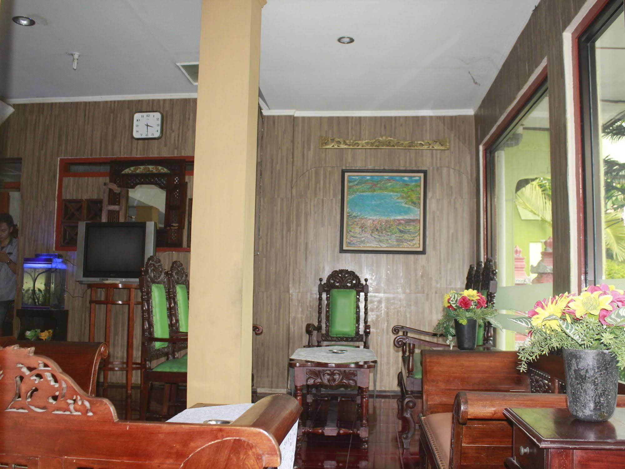 Oyo 585 Hotel Perwita Sari Yogyakarta Luaran gambar