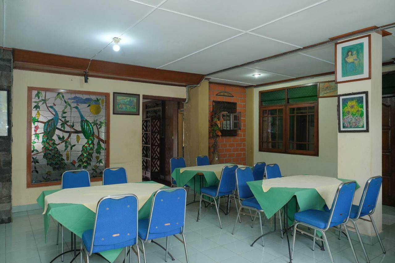 Oyo 585 Hotel Perwita Sari Yogyakarta Luaran gambar